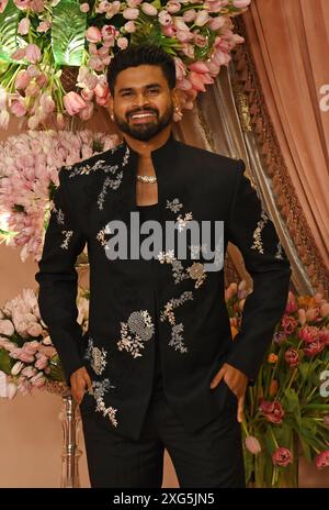 Mumbai, Indien. Juli 2024. Der indische Cricketspieler Shreyas Iyer posiert für ein Foto auf dem roten Teppich während der sangeet-Zeremonie von Anant Ambani und Radhika Merchant im Jio World Centre in Mumbai. (Foto: Ashish Vaishnav/SOPA Images/SIPA USA) Credit: SIPA USA/Alamy Live News Stockfoto