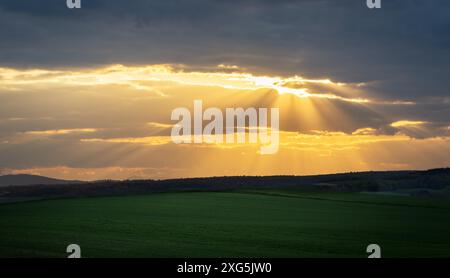 Sonnenstrahlen auf einer Wolkenlücke im Burgenland Stockfoto