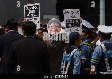 Tokio, Japan. Juli 2024. Ein Mann, der einen Koichi Hagiuda trägt (ehemaliger politischer Chef der regierenden Liberal Democratic Party LDP), maskiert Proteste gegen Korruption, während Yuriko Koike am letzten Tag der Kundgebung für die Gouverneurswahlen in Tokio 2024 kämpfte. Rekordkandidaten von 56 Kandidaten stehen bei den Wahlen am 7. Juli. Die größte Herausforderung für den Amtsinhaber Yuriko Koike (der eine dritte Amtszeit als Gouverneur der japanischen Hauptstadt gewinnen will), der vom Mitte-Links-Politiker Renho Saito kommt. Quelle: SOPA Images Limited/Alamy Live News Stockfoto