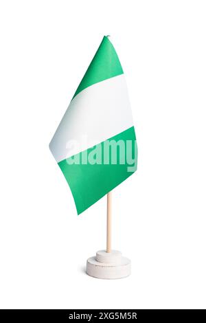 Kleine Tischflagge von Nigeria isoliert auf weißem Hintergrund Stockfoto