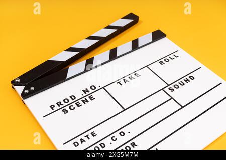 White Movie Klappbrett isoliert auf gelbem Hintergrund Stockfoto