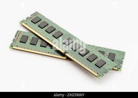 Galicien, Spanien, 1. april 2022: Zwei RAM-Speichermodule isoliert auf weißem Hintergrund. Computerhardware Stockfoto