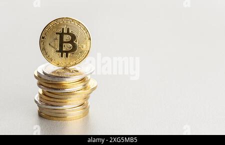 Bitcoin Kryptowährung Hintergrund mit Kopierraum. Gruppe gestapelter Krypto-Münzen Stockfoto