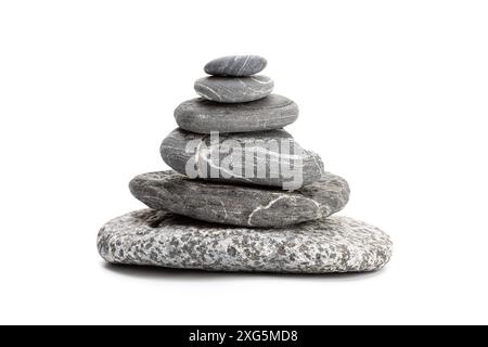 Balanced Stones isoliert auf weißem Hintergrund. Ausbalancieren Von Kieselsteinen. Konzept der Lebensbalance und Harmonie Stockfoto