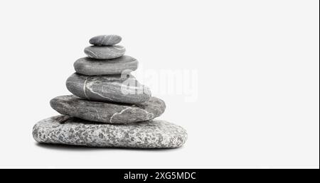 Balanced Stones isoliert auf weißem Hintergrund mit Kopierbereich. Ausbalancieren Von Kieselsteinen. Konzept der Lebensbalance und Harmonie Stockfoto