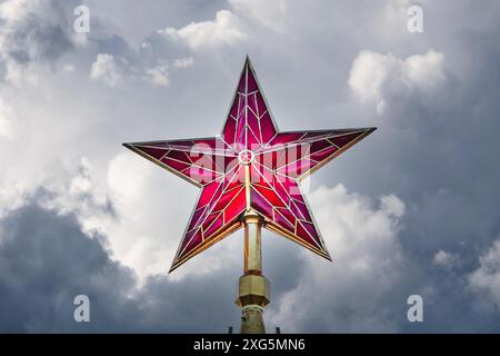Der Moskauer Kreml hat einen roten ruinroten Stern am dunklen, stürmischen Himmel Stockfoto