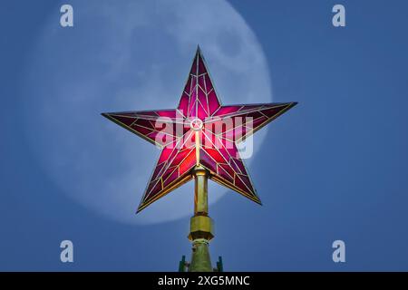 Roter Kremlstern bei Nacht, Vollmond im Hintergrund Stockfoto