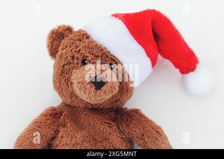 Teddybär in rotem Weihnachtsmütze, Nahaufnahme Porträt Stockfoto