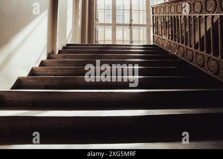 Alte Steintreppe mit Sonne beleuchtet, weit oben, keine Menschen Stockfoto