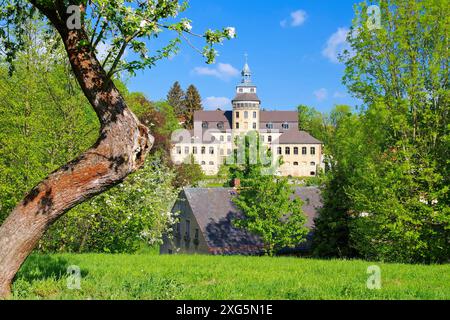 Zittauer Gebirge, Hainewalde Schloss im Fruehling mit bluehenden Apfelbäumen, Zittauer Berge, das Hainewalde Schloss im Frühjahr mit Apfelbäumen in Stockfoto