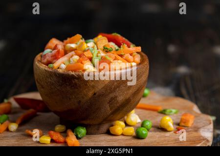 Eine Mischung aus tiefgefrorenem Gemüse für die langfristige Lagerung, eine Mischung aus tiefgefrorenem Mais, Erbsen, Paprika und Karotten Stockfoto