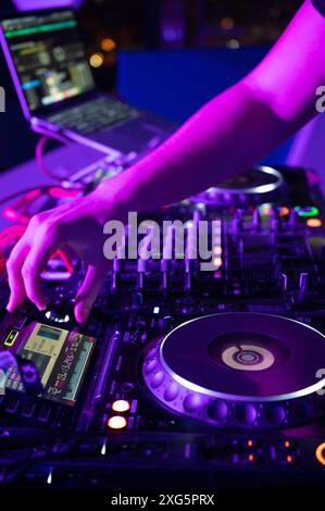 Nahaufnahme des DJ Mixer Controller Desk in der Nachtclub Disco Party. DJ-Hände, die Tasten und Schieberegler berühren, spielen elektronische Musik, hohe Qualität Stockfoto