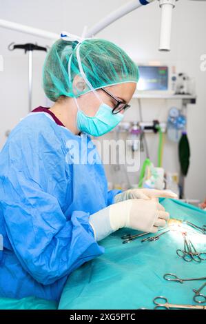 Operation. Nahaufnahme der Hände des Chirurgen, die die Wunde nach der Operation nähen. Chirurgisches Behandlungskonzept. Chirurgen Hände, die Operation mit durchführen Stockfoto