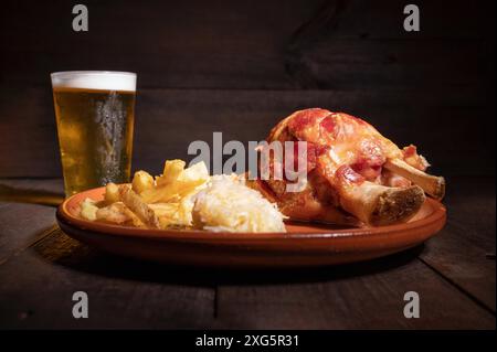 Traditionelle deutsche Küche gebratener Schinken, Sauerkraut und Bier, Oktoberfest Hintergrund. Hochwertige Fotos Stockfoto