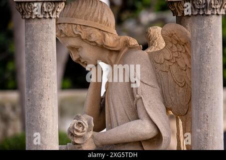 Edicule mit denkendem Engel zum Gedenken an Gabriel Bordoy, 1911, Alaro Friedhof, Mallorca, Balearen Inseln, Spanien Stockfoto