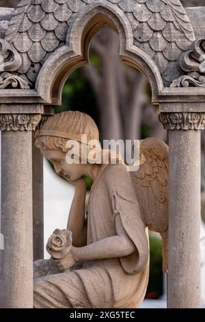 Edicule mit denkendem Engel zum Gedenken an Gabriel Bordoy, 1911, Alaro Friedhof, Mallorca, Balearen Inseln, Spanien Stockfoto