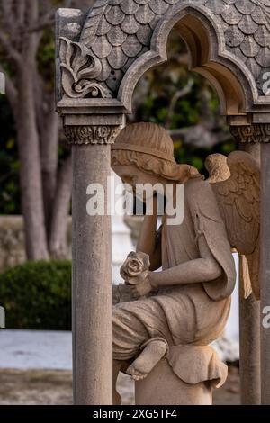 Edicule mit denkendem Engel zum Gedenken an Gabriel Bordoy, 1911, Alaro Friedhof, Mallorca, Balearen Inseln, Spanien Stockfoto