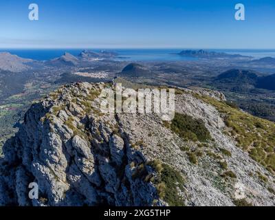 Gipfel von Cucuia de Fartaritx, Bucht von Alcudia im Hintergrund, Pollenca, Mallorca, Balearen, Spanien Stockfoto