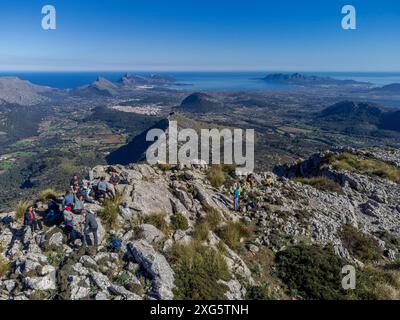 Gipfel von Cucuia de Fartaritx, Bucht von Alcudia im Hintergrund, Pollenca, Mallorca, Balearen, Spanien Stockfoto