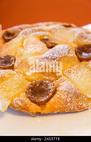 Ensaimada dels Darrers stirbt, dekoriert mit Sobrassada und Kürbis, typisch für die letzten Tage vor Beginn der Fastenzeit, Mallorca, Spanien Stockfoto