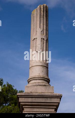 Gebrochene Säule, Symbol für unterbrochene Existenz, Alaro Friedhof, Mallorca, Balearen, Spanien Stockfoto