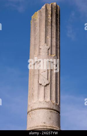 Gebrochene Säule, Symbol für unterbrochene Existenz, Alaro Friedhof, Mallorca, Balearen, Spanien Stockfoto