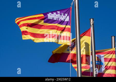 Flaggen des Volkes, der Gemeinde und des Landes, Inka, Mallorca, Balearen, Spanien Stockfoto