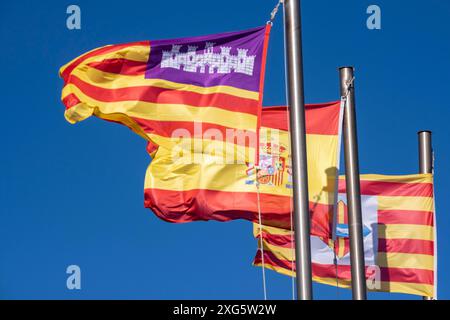 Flaggen des Volkes, der Gemeinde und des Landes, Inka, Mallorca, Balearen, Spanien Stockfoto