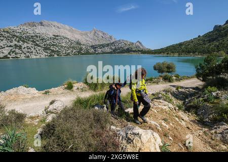 Wanderer, die die 3 Thousand Route beginnen, (Tres Mils) Cuber Reservoir, Fornalutx, Mallorca, Balearen, Spanien Stockfoto