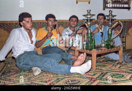 Tunesien, Sagte Sidi Bou. Junge tunesische Männer und Wasserpfeifen, Cafe des Nattes. Stockfoto