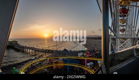 Sonnenuntergang am Santa Monica Pier (Los Angeles, Kalifornien, USA). Blick vom Fährrad Stockfoto