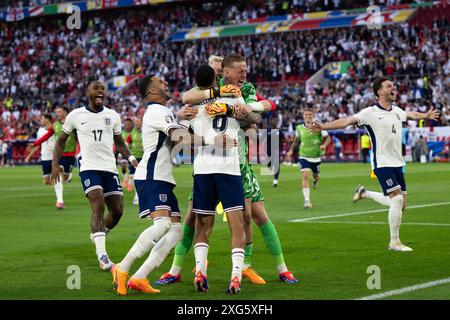 Düsseldorf. Juli 2024. Spieler von England feiern, nachdem sie am 6. Juli 2024 das Viertelfinale der UEFA Euro 2024 zwischen England und der Schweiz in Düsseldorf gewonnen haben. Quelle: Xiao Yijiu/Xinhua/Alamy Live News Stockfoto