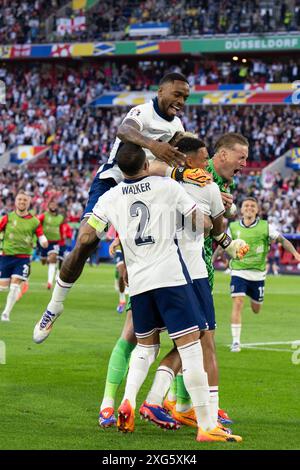 Düsseldorf. Juli 2024. Spieler von England feiern, nachdem sie am 6. Juli 2024 das Viertelfinale der UEFA Euro 2024 zwischen England und der Schweiz in Düsseldorf gewonnen haben. Quelle: Xiao Yijiu/Xinhua/Alamy Live News Stockfoto
