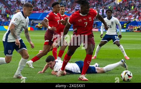 Düsseldorf. Juli 2024. Kieran Trippier (1. L) streitet mit Breel Donald Embolo im Viertelfinale der UEFA Euro 2024 zwischen England und der Schweiz am 6. Juli 2024 in Düsseldorf. Quelle: Xiao Yijiu/Xinhua/Alamy Live News Stockfoto