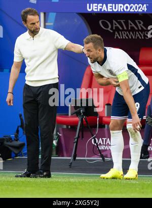 Düsseldorf. Juli 2024. Englands Cheftrainer Gareth Southgate (L) reagiert, nachdem Harry Kane beim Viertelfinalspiel der UEFA Euro 2024 in Düsseldorf am 6. Juli 2024 ersetzt wurde. Quelle: Xiao Yijiu/Xinhua/Alamy Live News Stockfoto