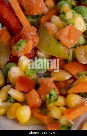 Eine Mischung aus tiefgefrorenem Gemüse für die langfristige Lagerung, eine Mischung aus tiefgefrorenem Mais, Erbsen, Paprika und Karotten Stockfoto