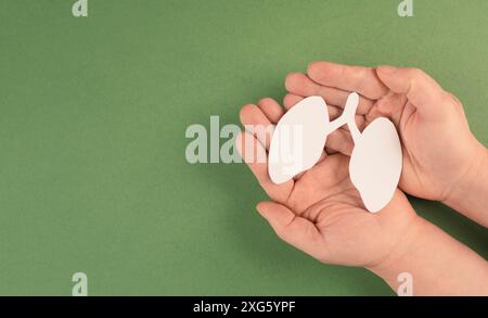 Papierlunge in der Hand halten, Lungenkrebs, Covid-19-Virus, Welttuberculois-Tag, kein Tabacotag, Organspende, Konzept der Luftverschmutzung Stockfoto