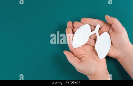 Papierlunge in der Hand halten, Lungenkrebs, Covid-19-Virus, Welttuberculois-Tag, kein Tabacotag, Organspende, Konzept der Luftverschmutzung Stockfoto