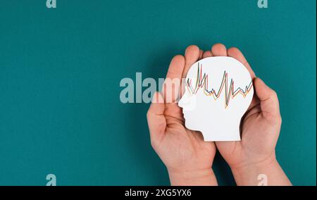 Kopf in den Händen halten, Konzept der psychischen Gesundheit, alzheimer- und Epilepsiestörung, Gehirnwellen, Papier ausgeschnitten Stockfoto