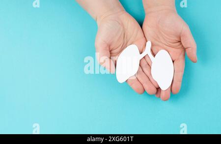 Papierlunge in der Hand halten, Lungenkrebs, Covid-19-Virus, Welttuberculois-Tag, kein Tabacotag, Organspende, Konzept der Luftverschmutzung Stockfoto