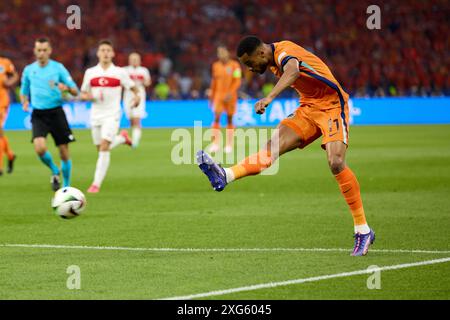 Berlin, Deutschland. Juli 2024. Cody Gakpo (Niederlande) schießt beim Viertelfinale der UEFA Euro 2024 zwischen den Niederlanden und T¨¹rkiye am 6. Juli 2024 in Berlin. Quelle: Meng Dingbo/Xinhua/Alamy Live News Stockfoto