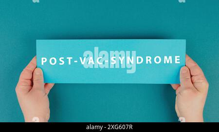 Die Worte Post-vac-Syndrom stehen auf einem Papier, covid-19 Impfschaden und Nebenwirkungen, pandemischer Jab Stockfoto