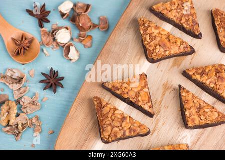 Nussecke, traditionelle deutsche Süßspeisen namens Nussecke, mit Schokolade überzogen, weihnachtsbacken Stockfoto