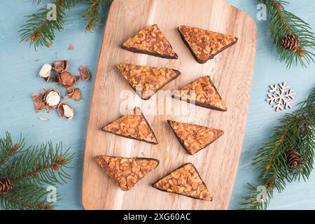 Nussecke, traditionelle deutsche Süßspeisen namens Nussecke, mit Schokolade überzogen, weihnachtsbacken Stockfoto