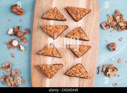 Nussecke, traditionelle deutsche Süßspeisen namens Nussecke, mit Schokolade überzogen, weihnachtsbacken Stockfoto