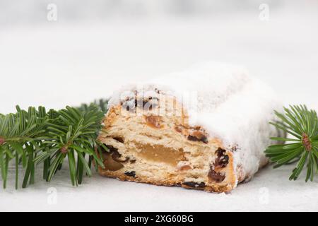 Christstollen, traditioneller weihnachtskuchen mit Nüssen, Rauten, Marzipan auf blauem Hintergrund, leerer Platz für Text Stockfoto