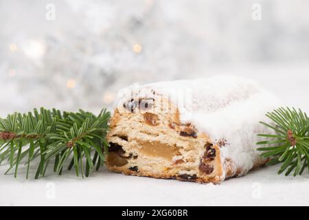 Christstollen, traditioneller weihnachtskuchen mit Nüssen, Rauten, Marzipan auf blauem Hintergrund, leerer Platz für Text Stockfoto