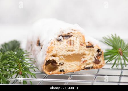 Christstollen, traditioneller weihnachtskuchen mit Nüssen, Rauten, Marzipan auf blauem Hintergrund, leerer Platz für Text Stockfoto