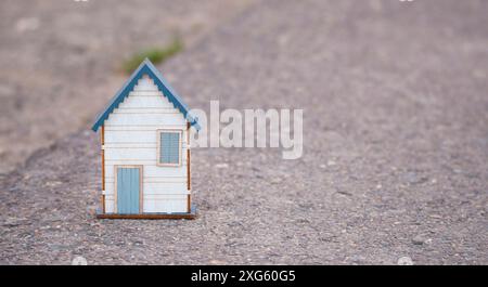 Kleines Haus steht auf einer Straße, Immobilien-Konzept, Vermietung oder Kauf eines Hauses, Reise-und Urlaub Symbol Stockfoto