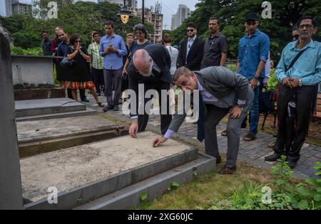 MUMBAI, INDIEN - 5. JULI: Das israelische Generalkonsulat in Mumbai und das Generalkonsulat der Bundesrepublik Deutschland in Mumbai feiern am 5. Juli 2024 in Mumbai, Indien, anlässlich des Restaurierungsprojekts des Chinchpokli-Friedhofs. Diese Zeremonie markiert den Abschluss des Restaurierungsprojekts zur Erhaltung des Erbes und Vermächtnisses der europäischen Juden, die während des Zweiten Weltkriegs aus Europa geflohen waren und in Mumbai Zuflucht fanden. Dies ist das einzige Holocaust-Denkmal in Indien, das die Gräber von Holocaust-Flüchtlingen in Mumbai beherbergt. (Foto: Satish Bate/Hindustan Times/SIPA USA ) Stockfoto